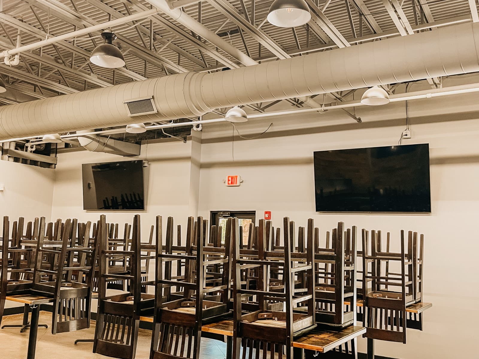 Restaurant AV at Hall & Hound Brewing
